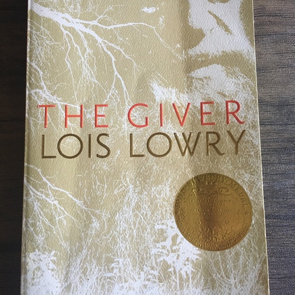 The Giver Lois Lowry - Picture 1 of 2